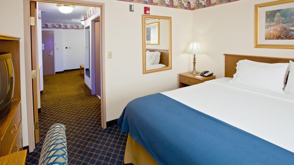 Holiday Inn Express Fremont (Angola Area)