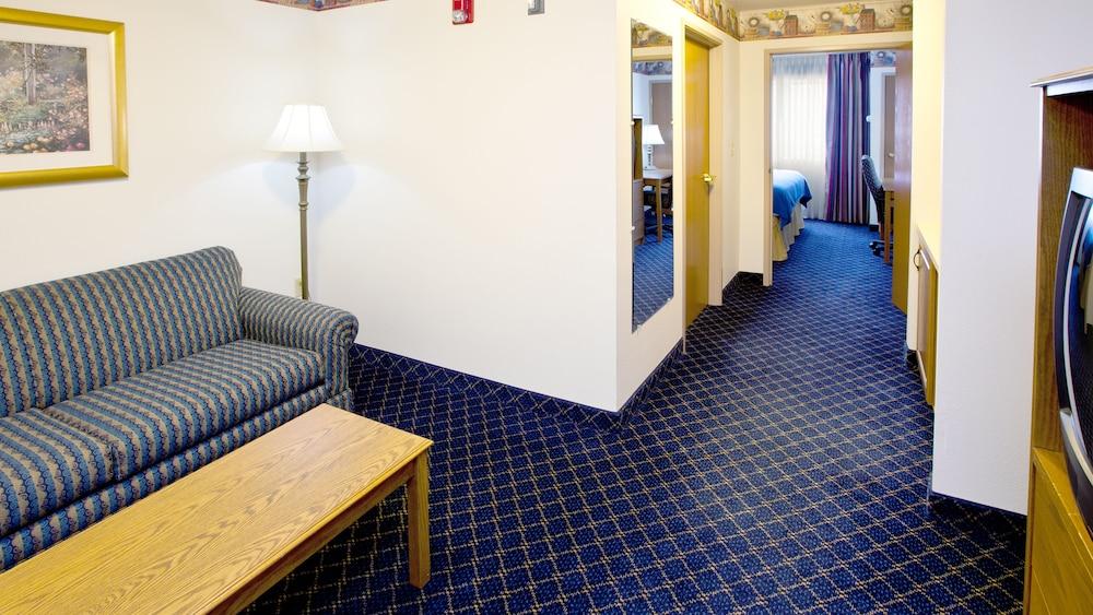 Holiday Inn Express Fremont (Angola Area)