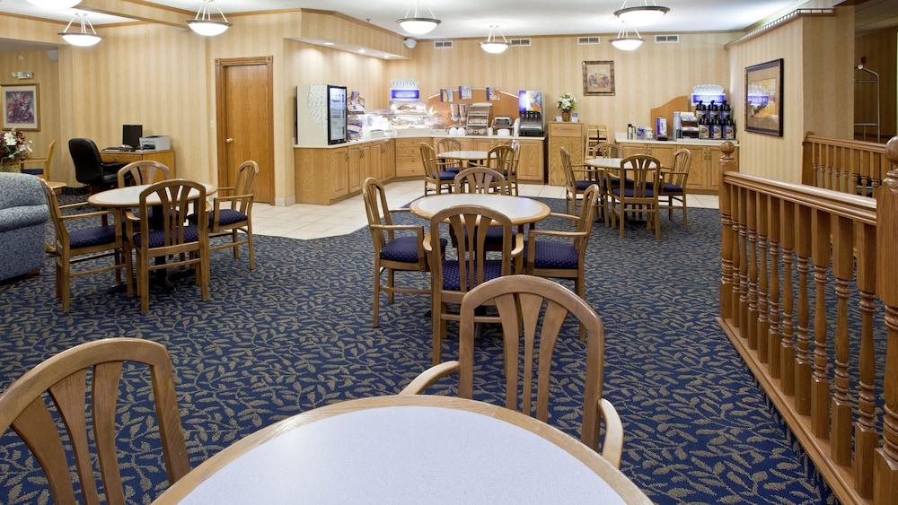 Holiday Inn Express Fremont (Angola Area)