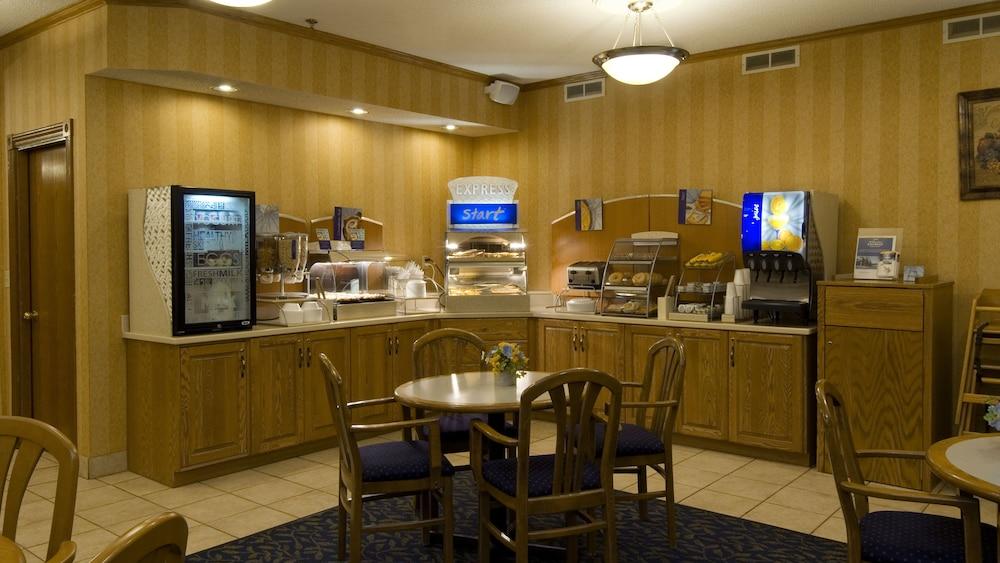 Holiday Inn Express Fremont (Angola Area)