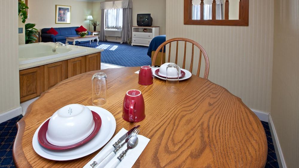 Holiday Inn Express Fremont (Angola Area)