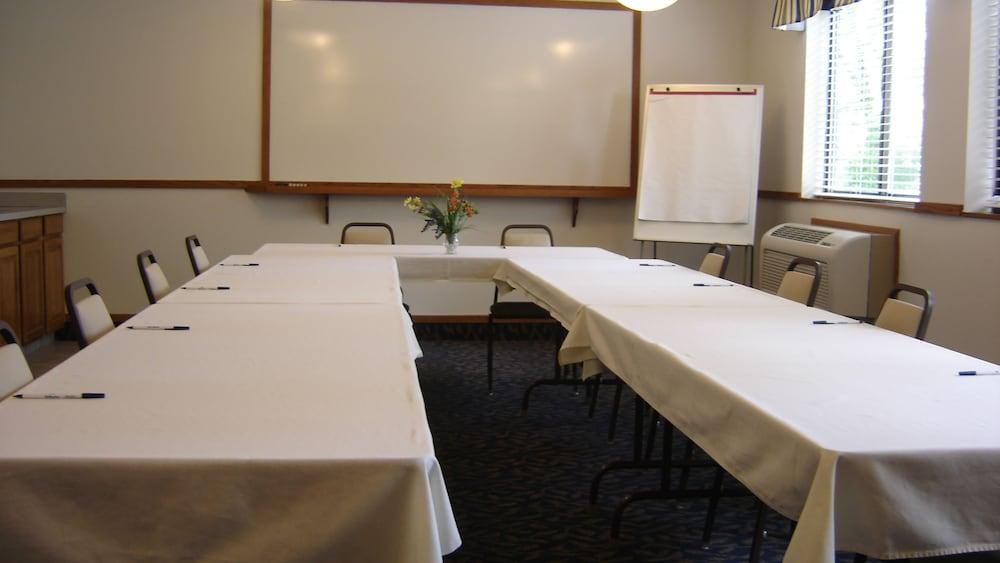 Holiday Inn Express Fremont (Angola Area)