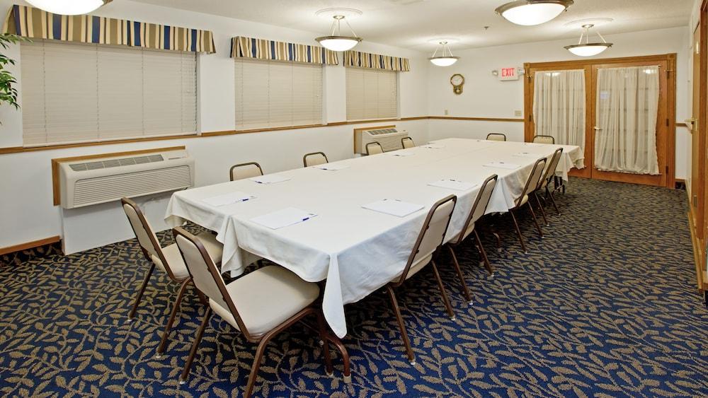 Holiday Inn Express Fremont (Angola Area)
