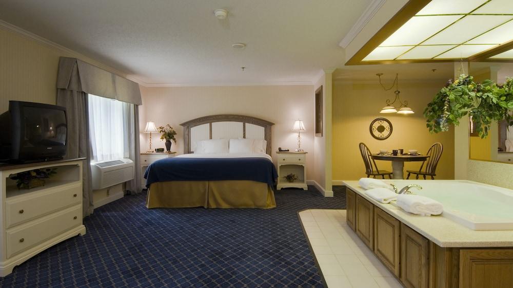 Holiday Inn Express Fremont (Angola Area)
