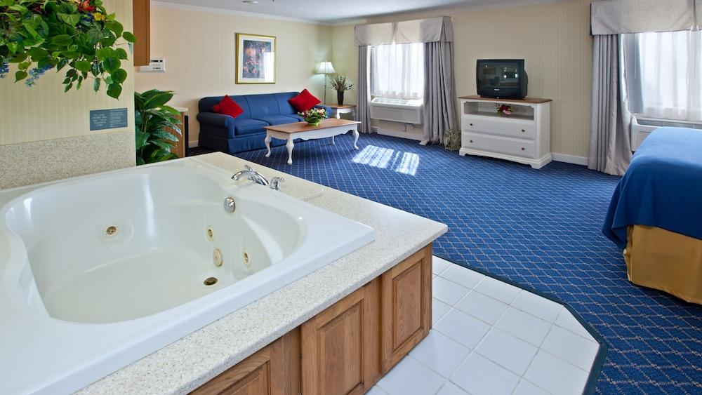 Holiday Inn Express Fremont (Angola Area)