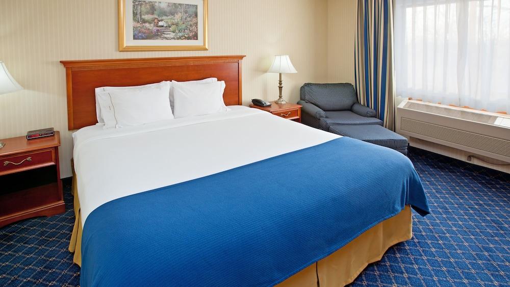 Holiday Inn Express Fremont (Angola Area)