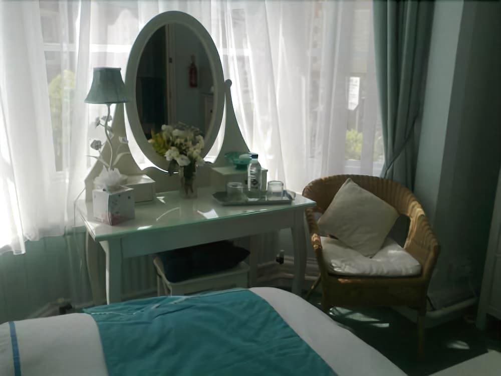 Courtenay House - B&B
