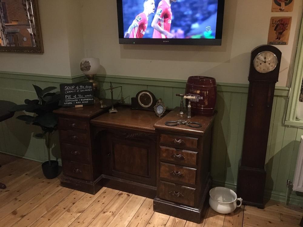 The Hollies Inn
