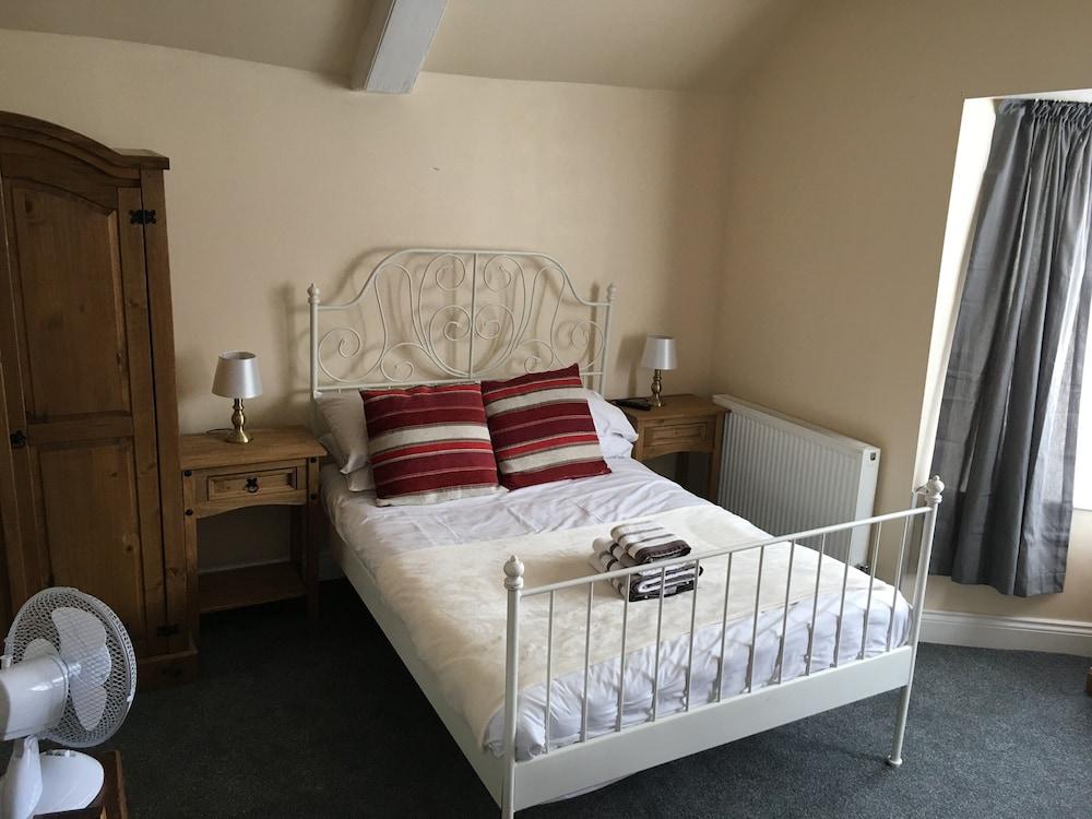 The Hollies Inn