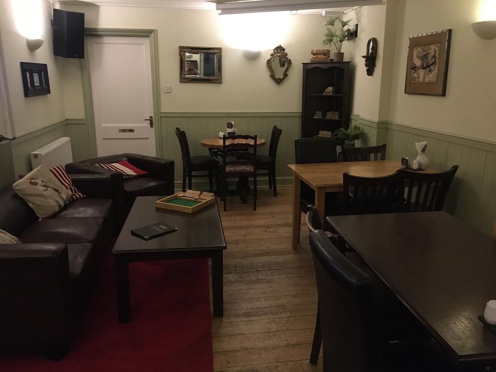 The Hollies Inn
