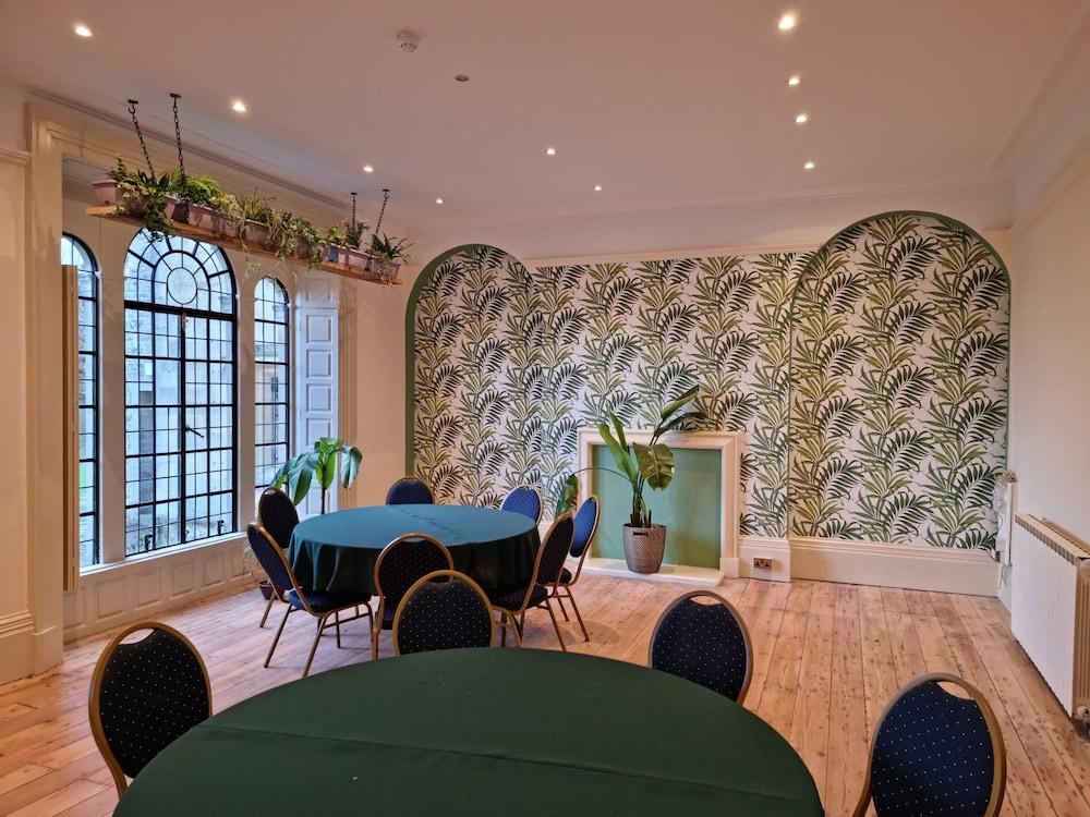 Cleeve House Bed & Breakfast