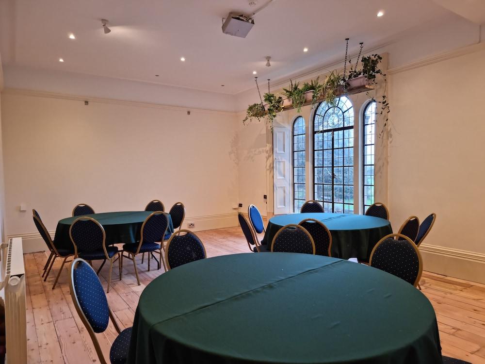 Cleeve House Bed & Breakfast