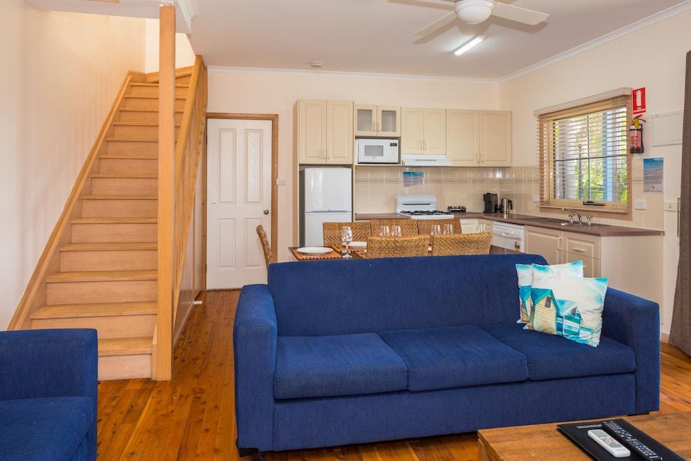 Coachhouse Marina Resort