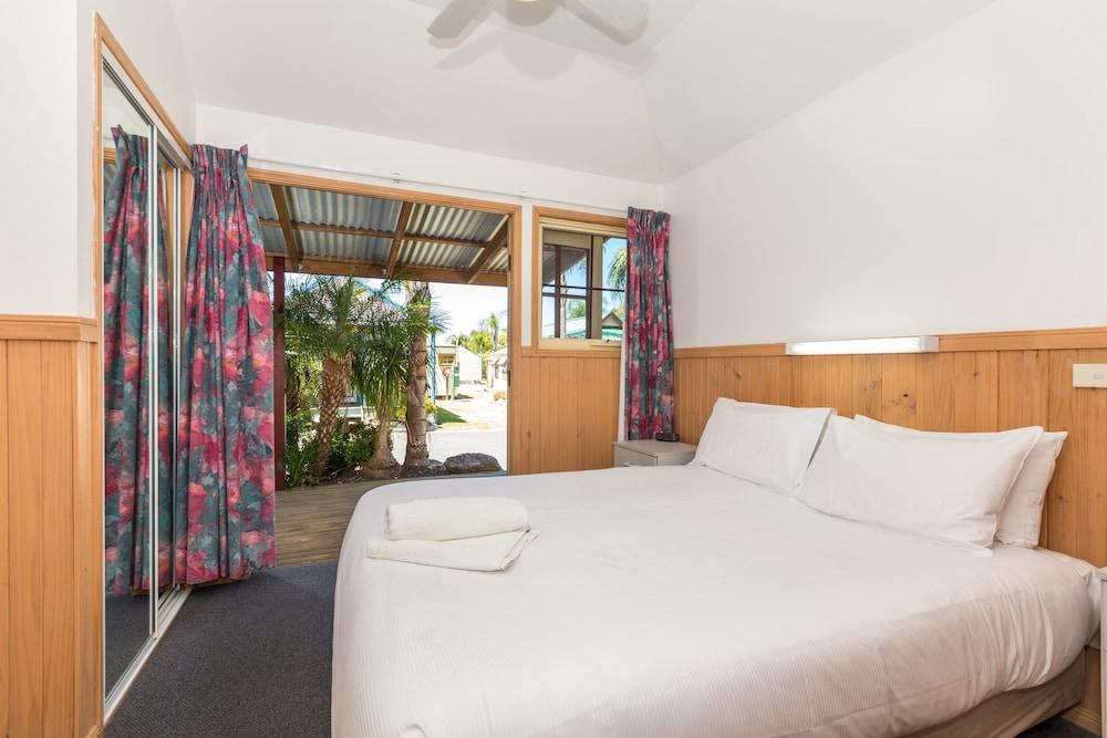 Coachhouse Marina Resort