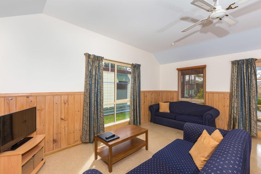 Coachhouse Marina Resort