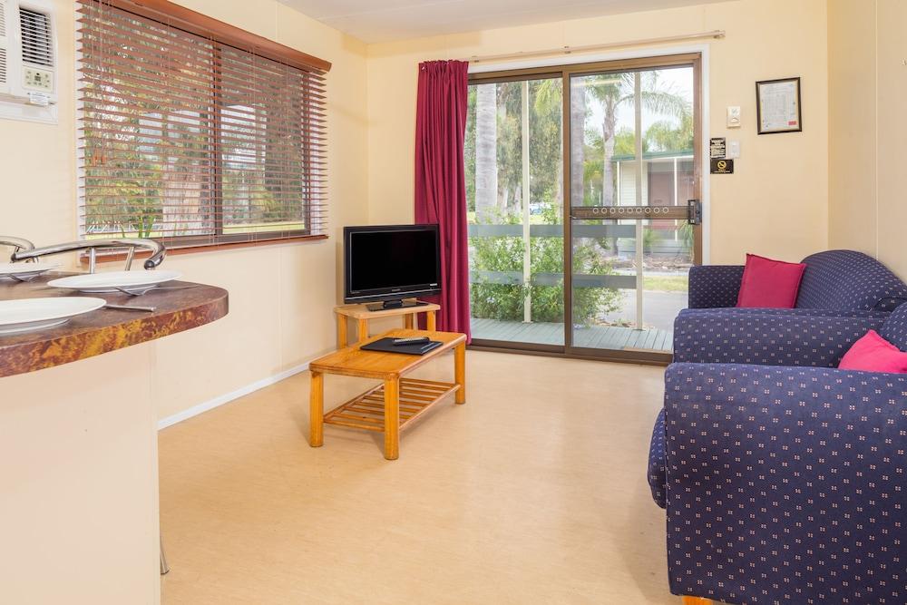 Coachhouse Marina Resort