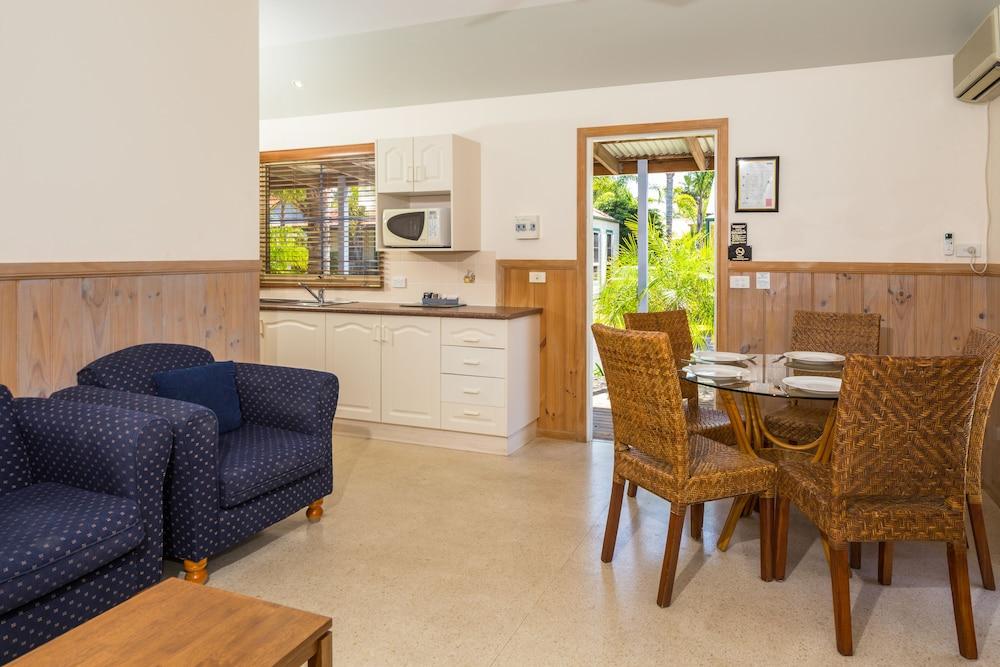 Coachhouse Marina Resort