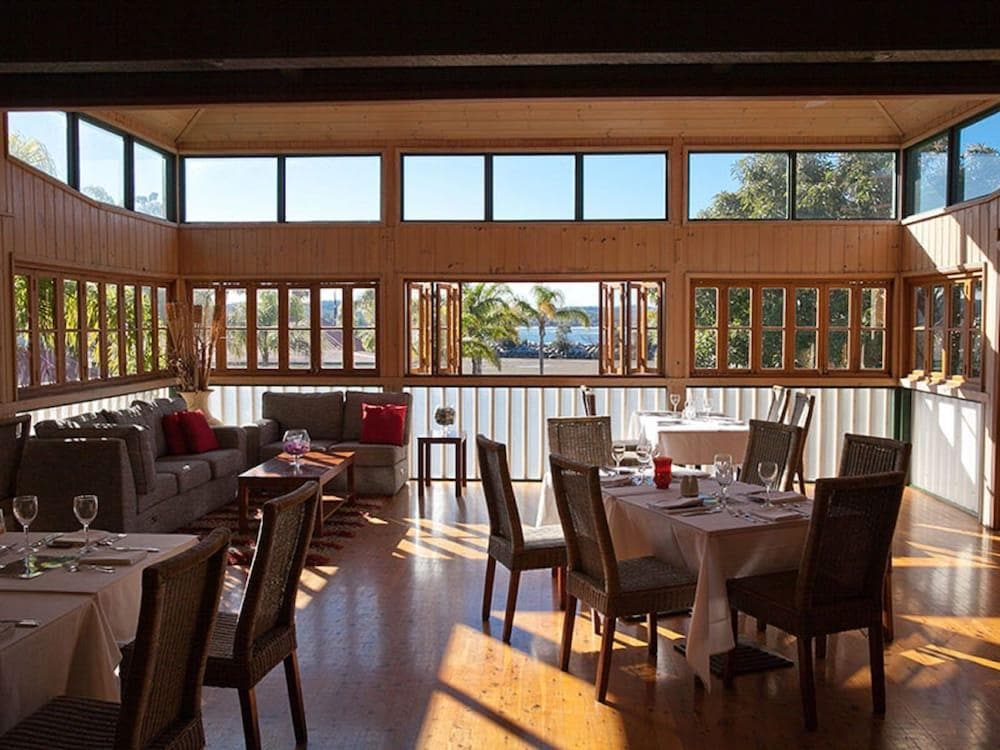 Coachhouse Marina Resort