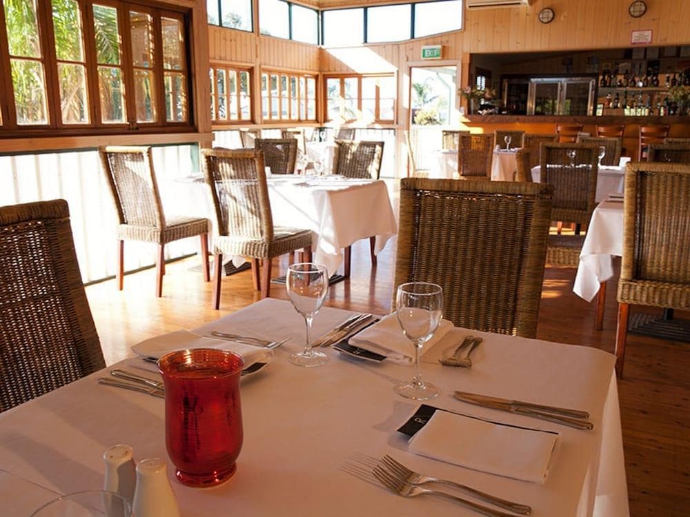 Coachhouse Marina Resort