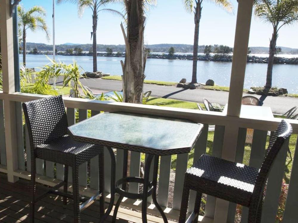 Coachhouse Marina Resort