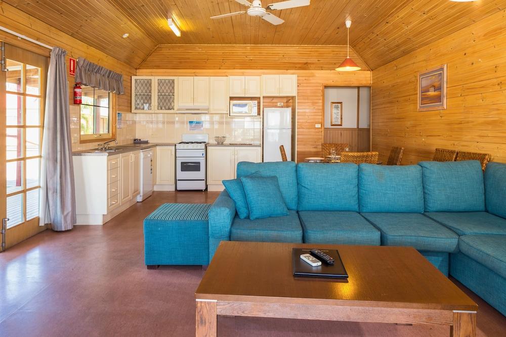 Coachhouse Marina Resort