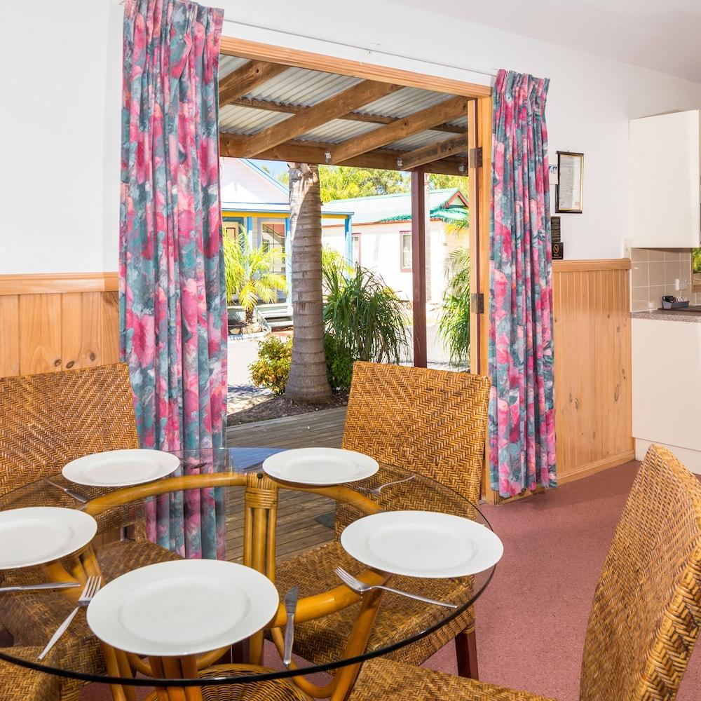 Coachhouse Marina Resort