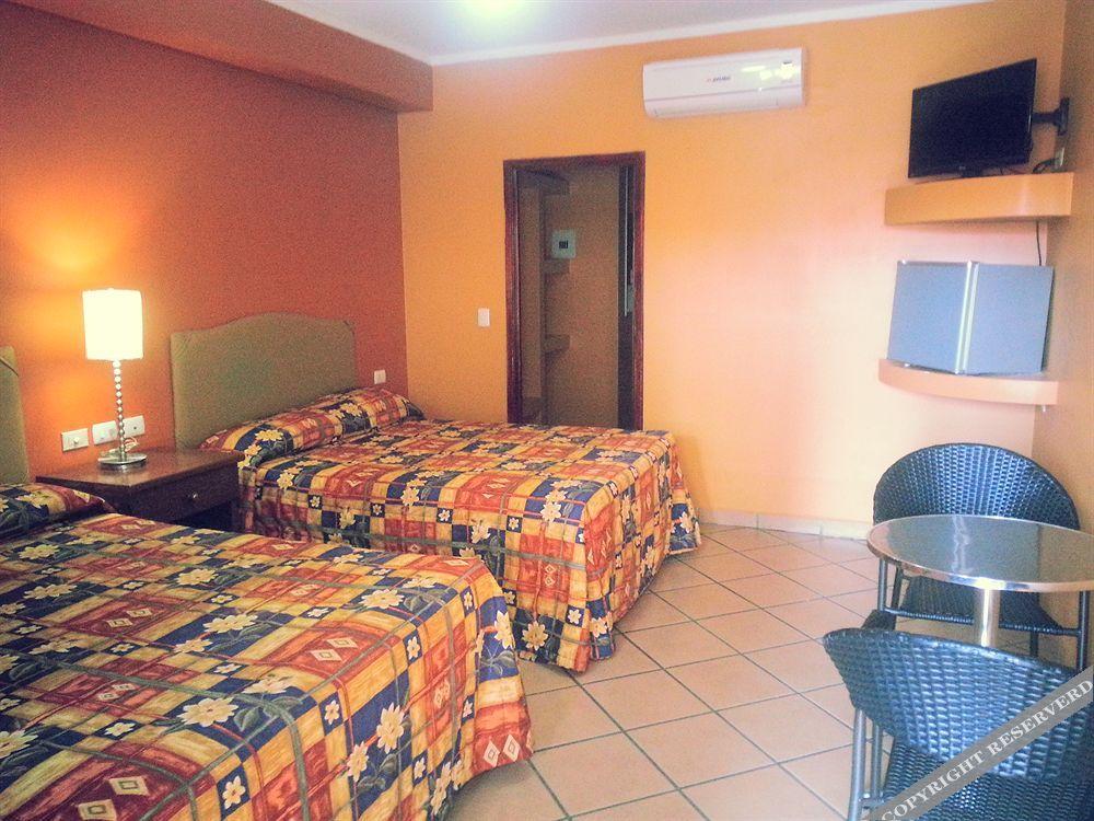 Hotel Plaza Los Arcos