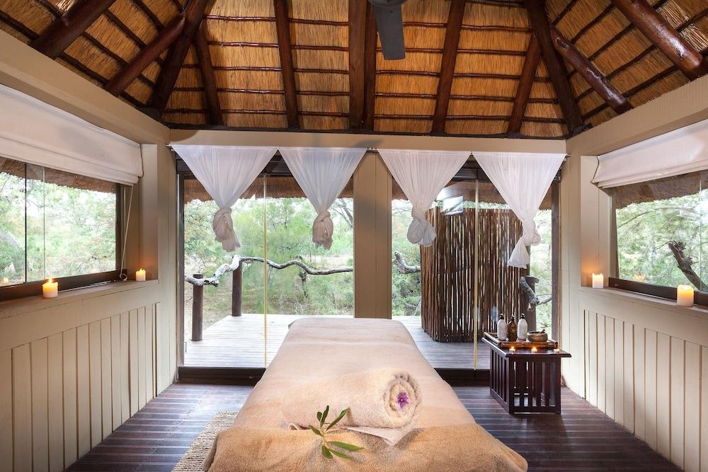 Thornybush Simbambilli Game Lodge