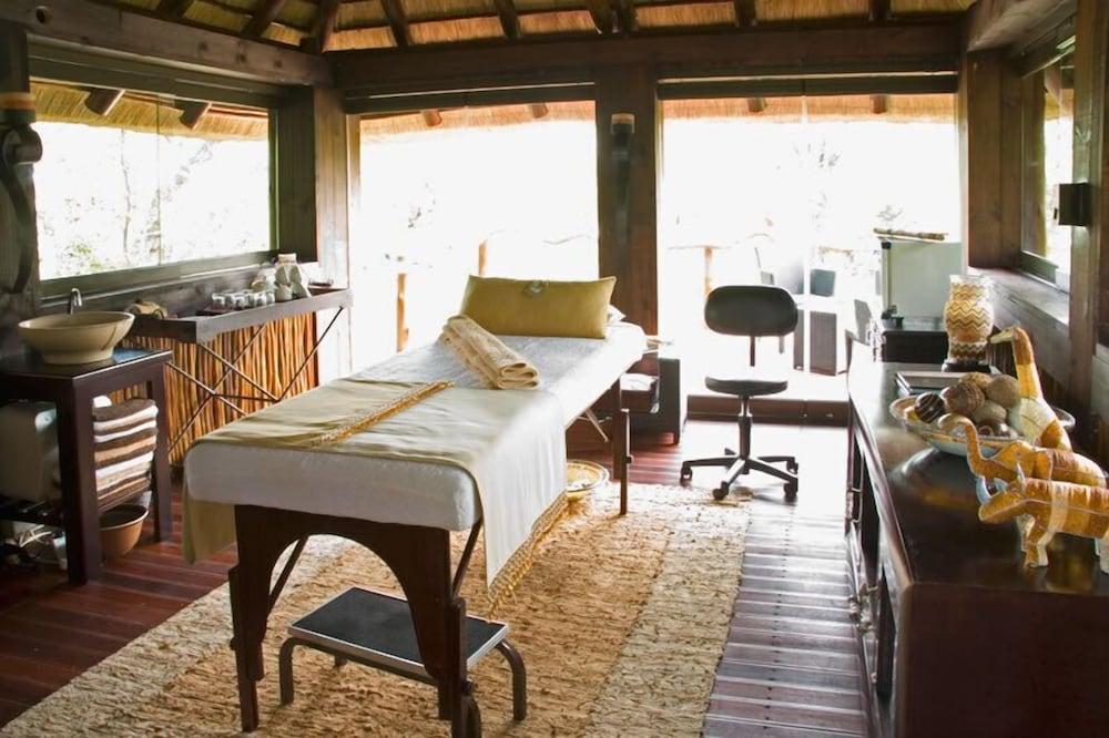 Thornybush Simbambilli Game Lodge