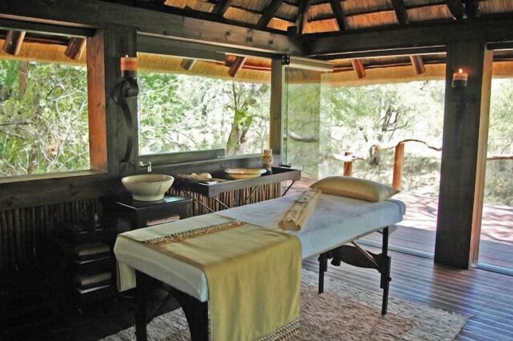 Thornybush Simbambilli Game Lodge