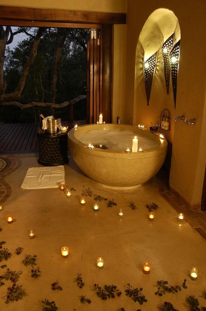 Thornybush Simbambilli Game Lodge