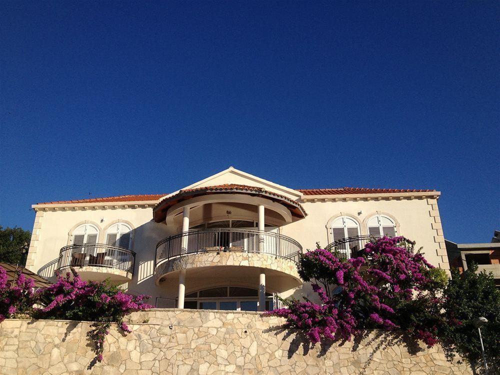 Villa Almadria