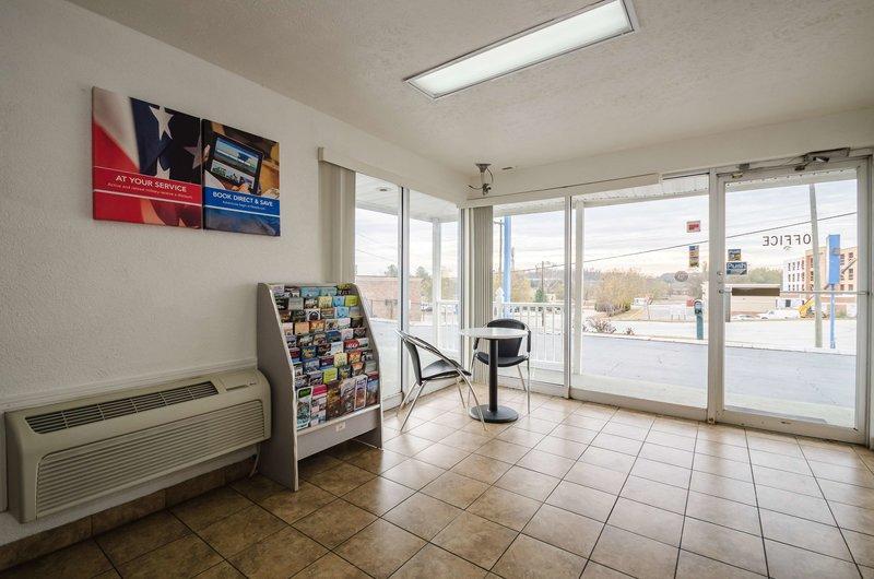 Motel 6 Commerce