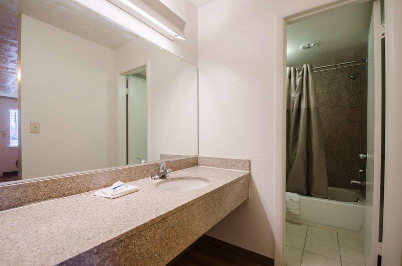 Motel 6 Commerce