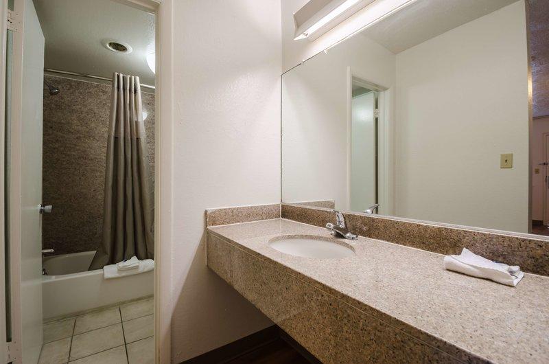 Motel 6 Commerce