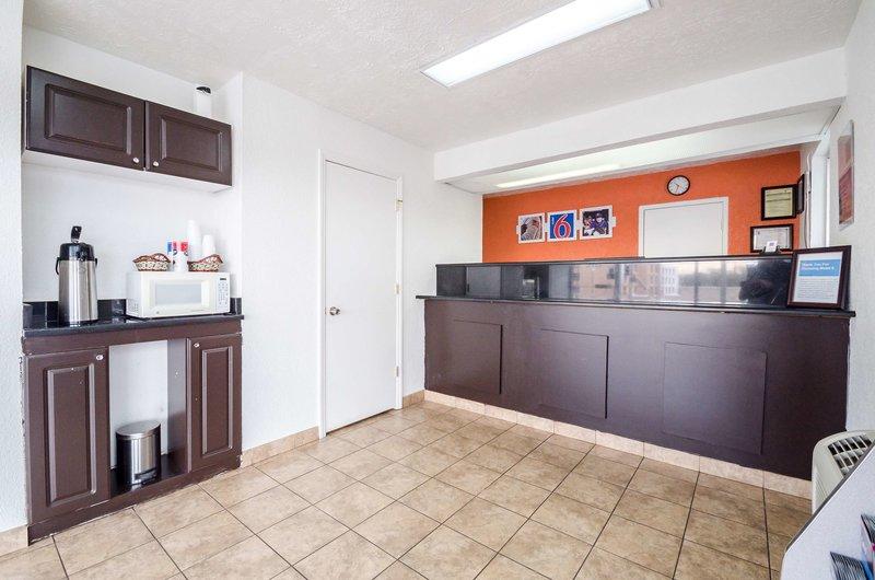 Motel 6 Commerce
