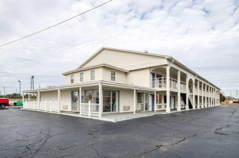 Motel 6 Commerce