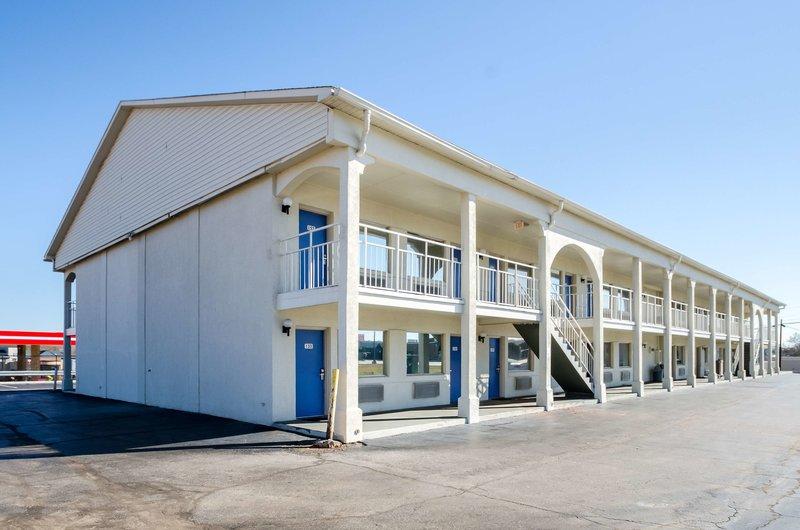 Motel 6 Commerce
