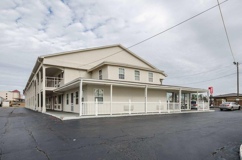 Motel 6 Commerce