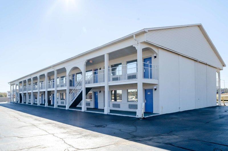 Motel 6 Commerce