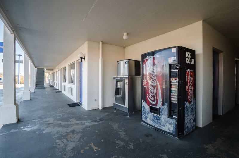 Motel 6 Commerce