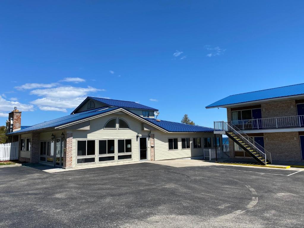 Days Inn & Suites by Wyndham St. Ignace Lakefront