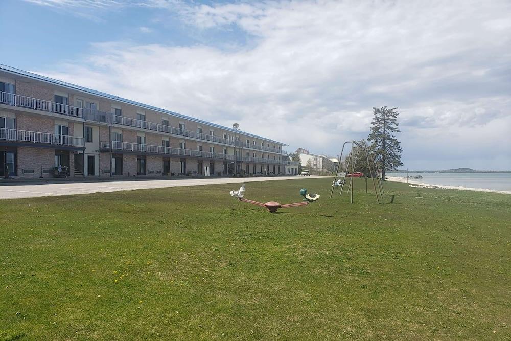 Days Inn & Suites by Wyndham St. Ignace Lakefront