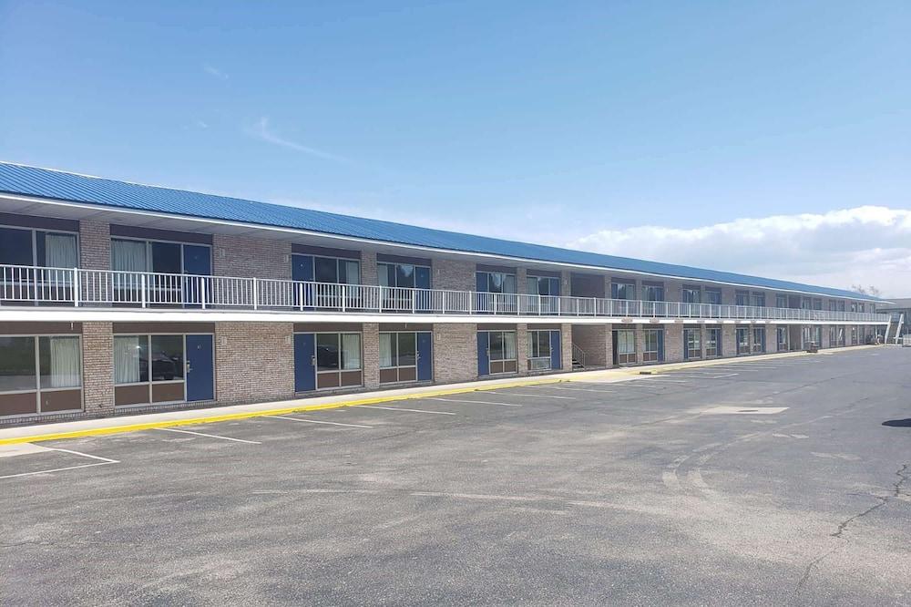 Days Inn & Suites by Wyndham St. Ignace Lakefront