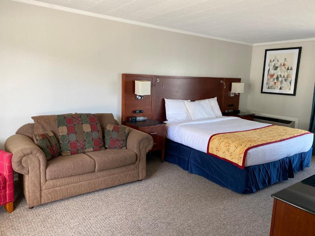 Days Inn & Suites by Wyndham St. Ignace Lakefront