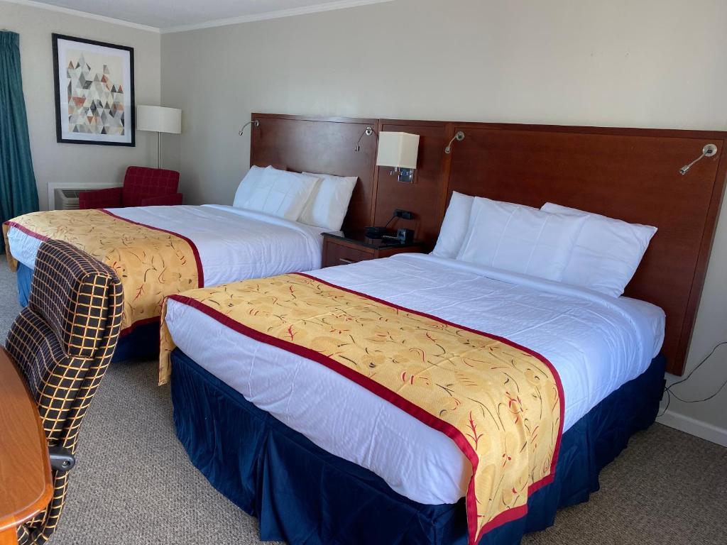 Days Inn & Suites by Wyndham St. Ignace Lakefront