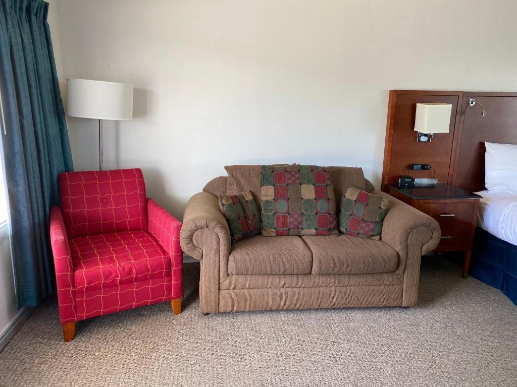 Days Inn & Suites by Wyndham St. Ignace Lakefront