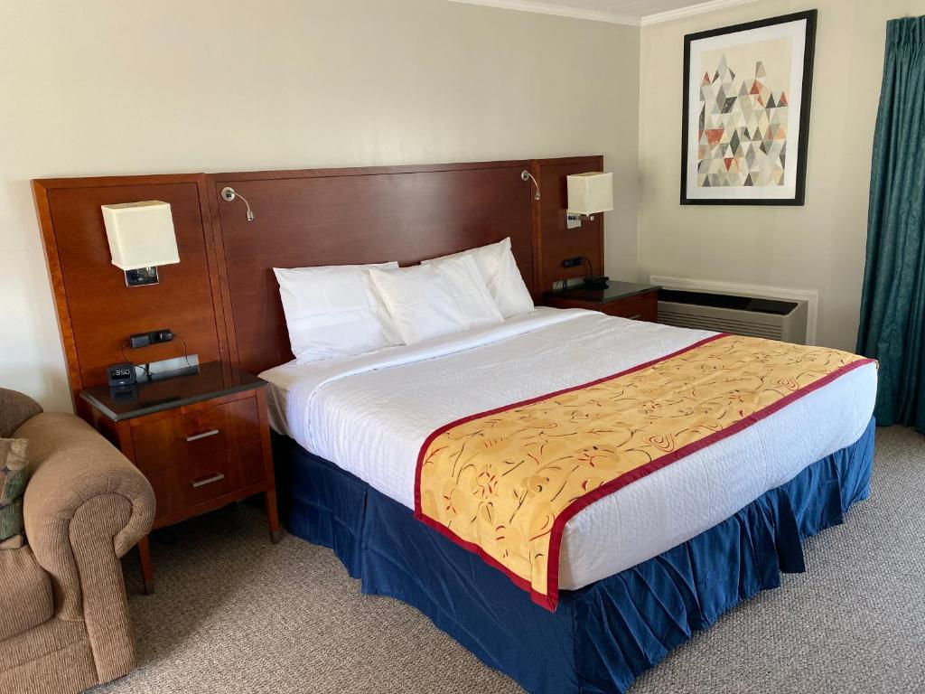 Days Inn & Suites by Wyndham St. Ignace Lakefront