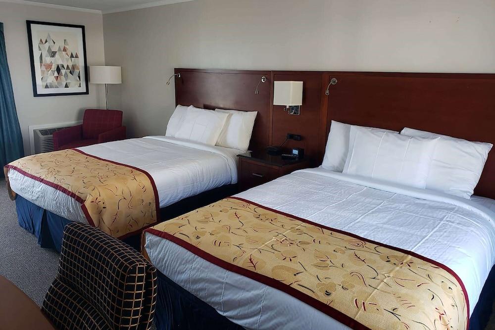 Days Inn & Suites by Wyndham St. Ignace Lakefront
