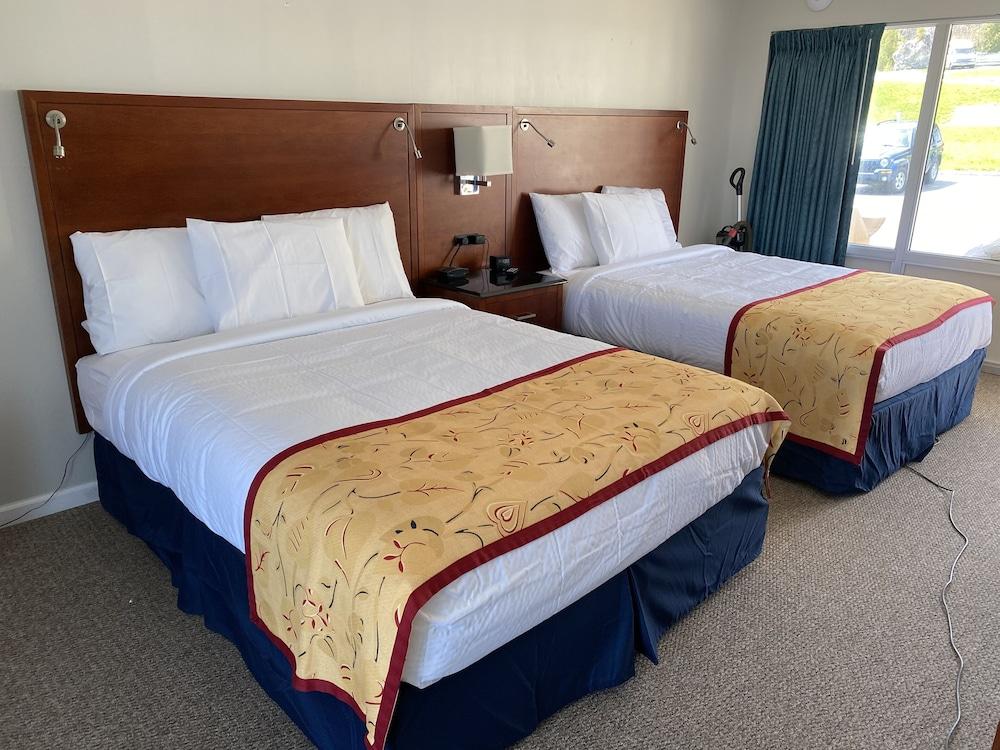 Days Inn & Suites by Wyndham St. Ignace Lakefront